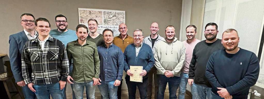 Gewählt: Oberst Marc Schulte (l.) und König Noel Oesterwalbesloh (2.v.l.) gratulierten: (v.l.) Fahnenkommandeur Fabian Wiehen, Fahnenoffizier Marc Hentschke, Fahnenoffizier Jonas Bölter, Fähnrich Jan-Michael Schweig, Ehrenoffizier Jörg Köchling, Ehrenoffizier Jürgen Brieskorn, Technik-Offizier Frederik Schwede, Fahnenoffizier Marco Azzarone, Technik-OffizierThomas Brieskorn, Fähnrich Stefan Roderfeld und Fahnenoffizier Daniel Feith.