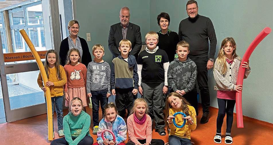 Mit den Kindern freuen sich (hinten v.l.) Judith Recklies-Krause (Förderverein Hörste), Peter Graewe-Wöstemeier (Rotary Club Erwitte-Hellweg), Schulleiterin Helga Schäfermeier und Michael Gönning (Rotary Club Erwitte-Hellweg).