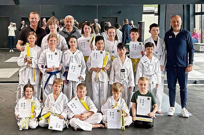 Musa Cicek (r.), Olympia-Teilnehmer von 1992, prüfte die Aktiven des Taekwondo-Sportvereins Bad Westernkotten und war mit den gezeigten Leistungen zufrieden.