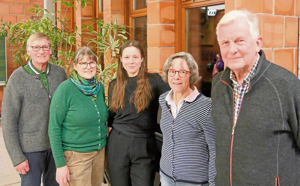 Der neue und alte Vorstand der Chorgemeinschaft Verlar: Rebecca Krejèi (M.) mit Joachim Giese, Gertrud Grosche-Giese, Maria Schwarz-Mühlenschulte und Reinhold Jäger (v.l.).