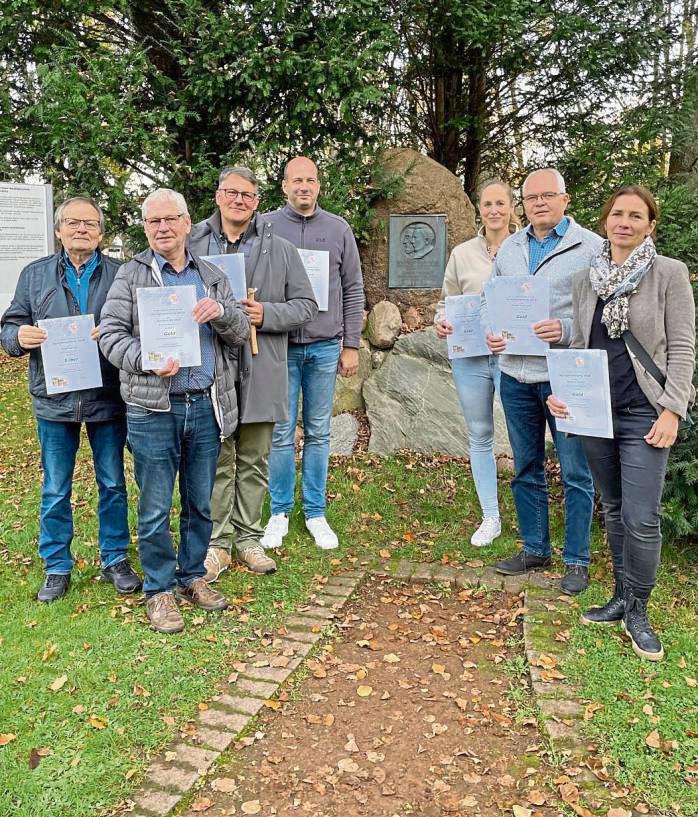 Die Preisträger des Imkervereins Lippstadt, v.l.: Siegfried Lau, Bernhard Beckhoff, Max Clemens Jungeblodt, Daniel Teigeler, Anja Teigeler, Bernd Stratmann und Melanie Eisert.