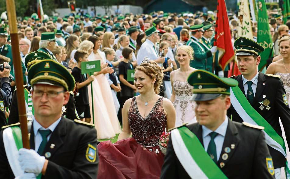 Beim Kreisschützenfest Büren (zu dem u.a. auch Hörste, Mettinghausen und Mantinghausen-Rebbeke gehören) gilt: Wer den Vogel abschießt, holt das Mega-Event nach Hause. 2018 war zum Beispiel Holsen-Schwelle-Winkhausen Ausrichter. Archivfoto: Ulrike Dietz