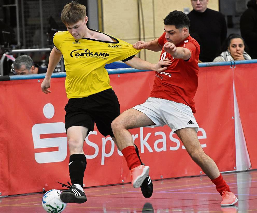 Trikot-Test bestanden, doch die anvisierte Platzierung unter den Top 3 der Endrunde verfehlt: Für Landesligist SuS Bad Westernkotten (hier mit Lennart Belda, links) blieb beim Sparkassen Masters nur Platz fünf. Fotos: Thorsten Heinke