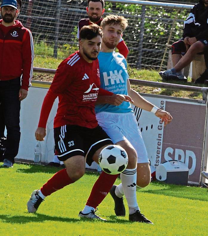 Im Derby gegen den FC Mönninghausen (in Blau) setzte der SV 03 Geseke seinen Matchplan um und kam zu einem verdienten 2:0-Heimsieg. Foto: Hartmut Brand