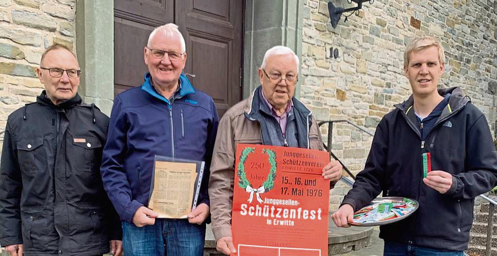 Der amtierende König der Junggesellen-Schützen Kai Günther (r.) bekam Besuch von (v.l.) Ehrenoberst Josef Struchholz, dem 50-jährigen Jubelkönig Heinrich Günther und Ehrenoberst Theo Steinkamp, die ihm Festplakat und eine Fähnchensammlung überreichten.