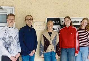 Geschichtslehrerin Elke Herberhold (M.) und Schüler der Zusatzkurse der Jahrgangsstufe Q2 der Marienschule Lippstadt.