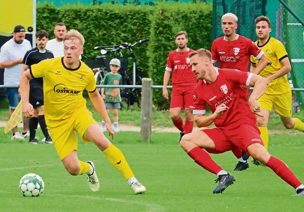 Ein schwungvolles Wochenende liegt hinter den Kickern des SuS Bad Westernkotten (in Gelb): Trainingslager, drei Testspiele und drei Siege – alles nahezu perfekt. Foto: Feichtinger