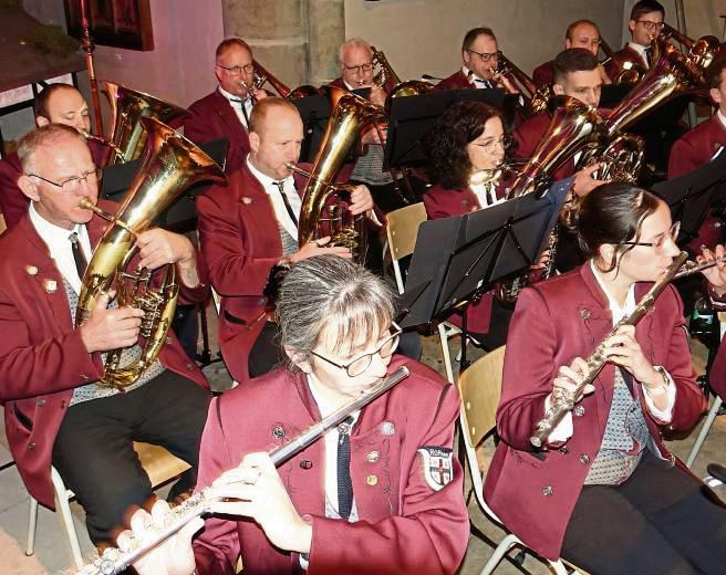 Mit Fanfaren, Kesselpauken und einfühlsamen Arrangements sorgten die Bergstadtmusikanten unter der Leitung von Franz Blecke für festliche Weihnachtsstimmung. Foto: Marcus Kloer