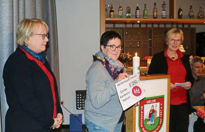 Sichtlich erfreut war Elfriede Kleine (Mitte) von der Kirchspiel-Caritas-Konferenz über die 250-Euro-Spende, die ihr Ursula Graskemper (r.) und Melanie Schulte (l.) überreichten. Foto: Priesnitz