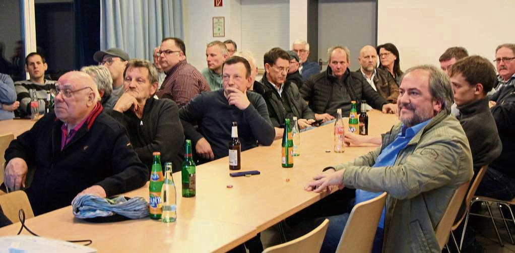 Rund 60 Leute informierten sich am Freitag über die Windkraftpläne. Foto: Löseke