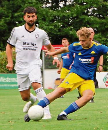 Viel vorgenommen hat sich der TuS Ehringhausen (in Blau) im Derby gegen Mönninghausen. Foto: Schnieder