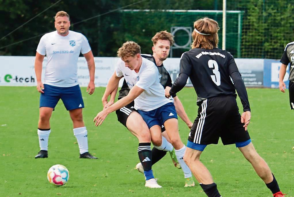 Die Reserve des FC Mönninghausen (in Weiß) gab kämpferisch alles, musste sich schließlich aber BW Lipperbruch mit 1:3 geschlagen geben. Foto: Feichtinger