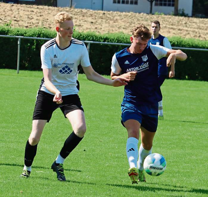 Aufsteiger FC Mönninghausen II (blaue Trikots) hat am Sonntag im Heimspiel wohl viele Fans im Rücken. Foto: Feichtinger