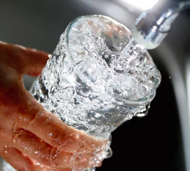 Quelle des Lebens, Kranenberger, Gänsewein: Für Wasser gibt es viele Bezeichnungen. Wenn wir den Wasserhahn aufdrehen, sprudelt es heraus, egal wie wir es nennen. Foto: dpa