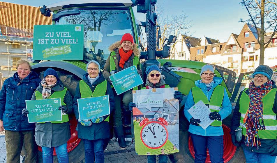 Landfrauen aus dem Kreis Soest suchten in Lippstadt das Gespräch mit den Bürgern. Bernhard Mense aus Bad Waldliesborn unterstützte die Arbeit, kam mit seinem Traktor.