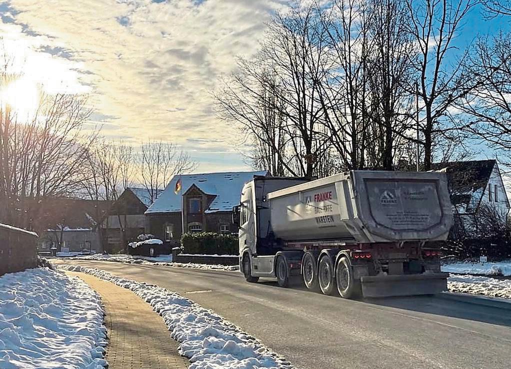 So manch großer Lastwagen donnert tagsüber durch Hoinkhausen. Die Einwohner sehen die Sicherheit im Dorf beeinträchtigt. Foto: Rückert