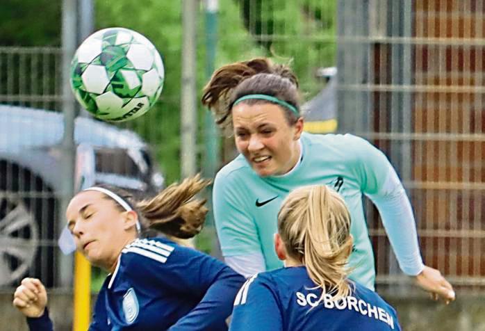 Die Landesliga-Frauen von Germania Stirpe (in Türkis) müssen die Konzentration gegen Hövelhof hochhalten. Foto: Feichtinger