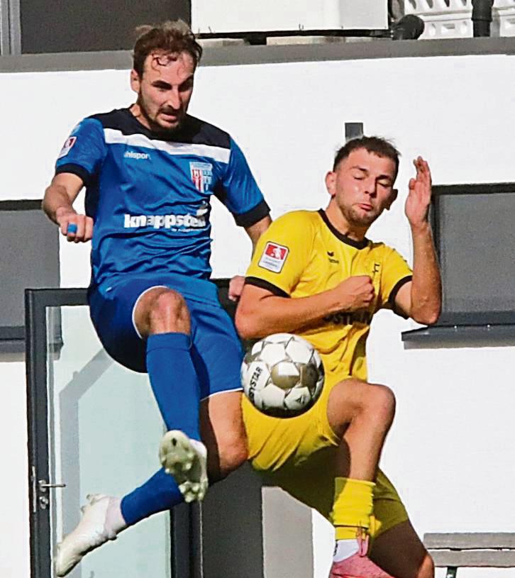 Nicht lockerlassen wollen Davin Hense (r.) und seine SuS-Teamkollegen, die nun mit dem SV Attendorn einen Gegner aus dem Tabellenkeller erwarten. Foto: Thomas Wiegand