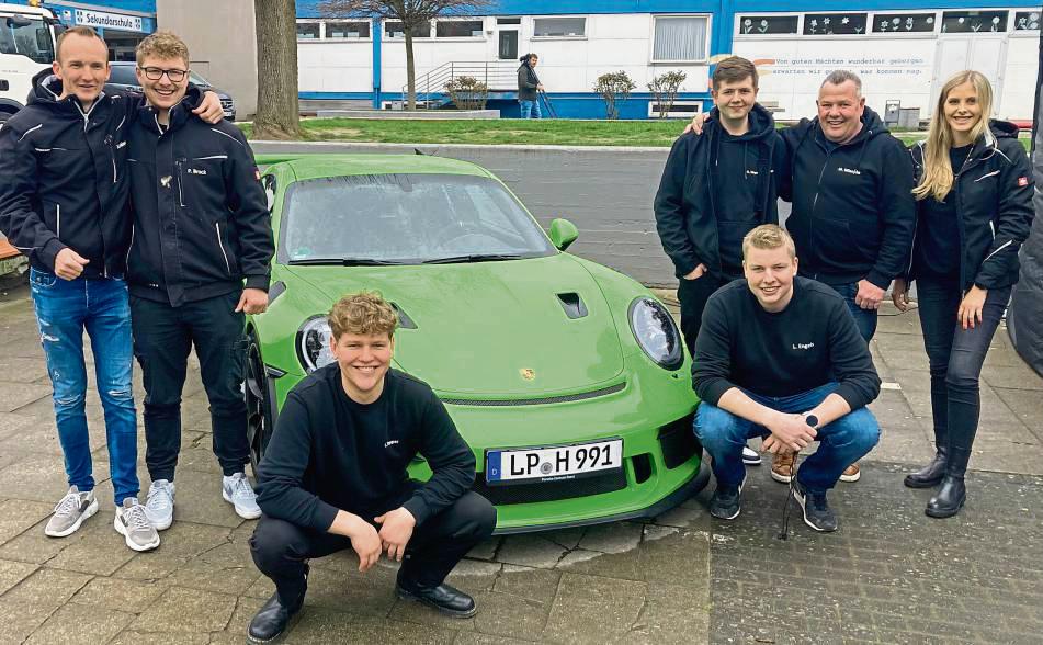 Beim Werkzeug-Sortierwettbewerb eines Sanitärbetriebs gab es eine Fahrt mit dem giftgrünen Porsche des Inhabers zu gewinnen. Fotos: Frenz