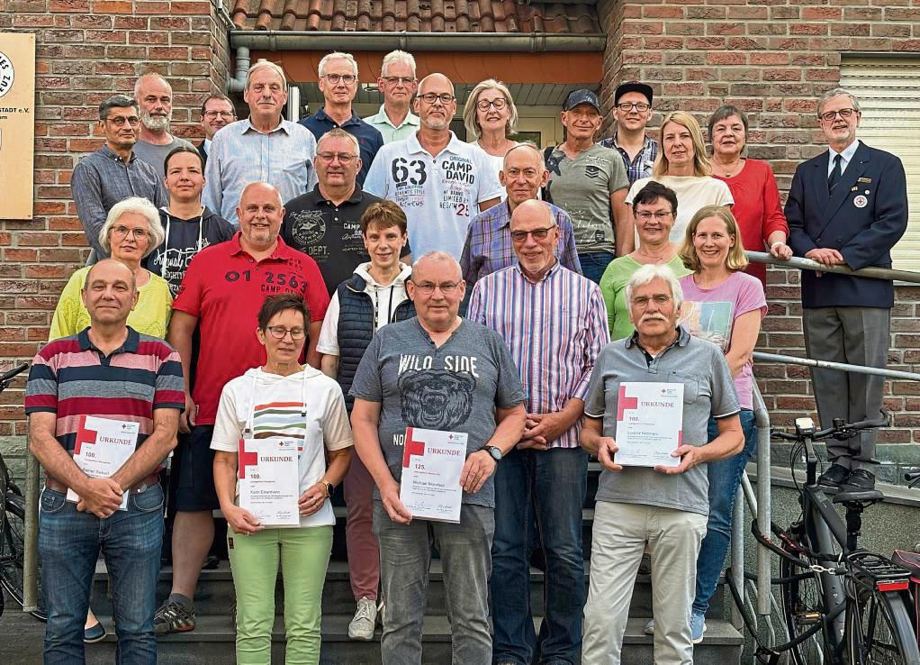 Unser Bild zeigt, untere Reihe, v.l.: Rainer Siebert (100 Spenden), Karin Eikermann (100), Michael Moorfeld (125), Lorenz Wittmers (100). Obere Reihe, 2. v. l. Markus Zgaga (Schatzmeister DRK), 2. v. r. Anita Schürmann (Leiterin Blutspende DRK), ganz rechts Dr. Harald Briese (1. Vorsitzender DRK Lippstadt).