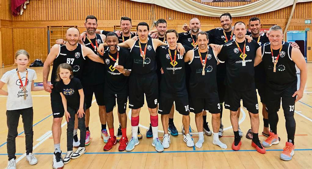 Silber gewonnen und nicht Gold verloren: Die MSG Paderborn/Salzkotten mit den beiden Lippstädtern Dominik Kleinschmidt (v.r.) und Nikola Milosevic (v.,2.v.r.) musste sich bei den Deutschen Ü40-Meisterschaften nur dem FC Bayern München geschlagen geben.