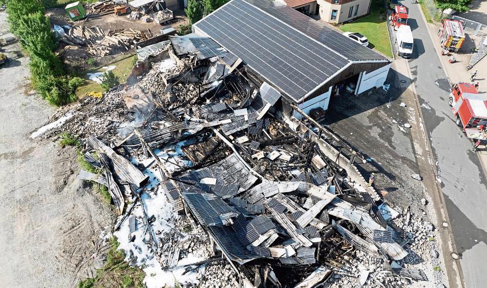 Nur noch Schutt und Asche: Die Lagerhalle wurde am Dienstagmorgen abgerissen. Anschließend beschlagnahmte die Kripo den Brandort, um die Ursache zu ermitteln. Foto: Eickhoff