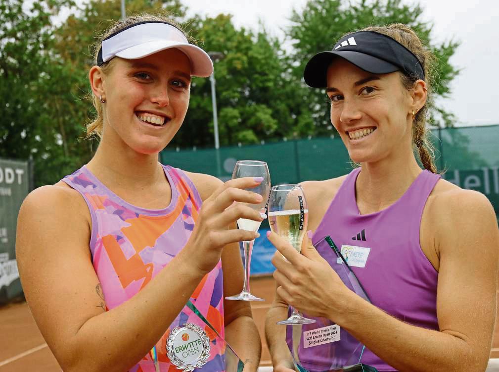 Ein Gläschen Sekt darf es nach dem Finale schon sein. Auch die Tschechin Julie Struplova (l.) hatte trotz ihrer deutlichen Endspielniederlage bei den Erwitte Open gegen die Spanierin Irene Burillo (r.) längst wieder gute Laune. Foto: Wiegand