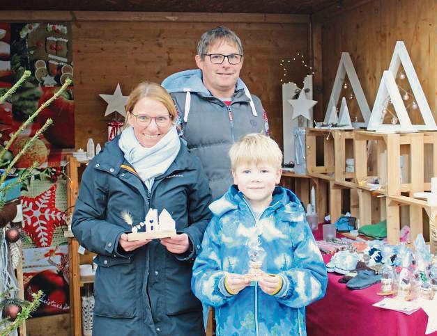 In den weihnachtlichen Hütten gab es allerlei Dekoratives und Selbstgemachtes zu kaufen. Fotos: Biermann