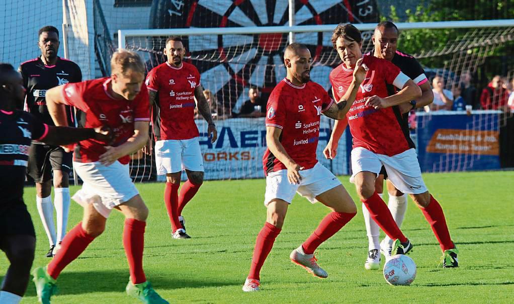 Das Angriffspiel des Teams Kinderlachen um Kapitän Matze Knop (2.v.r.) kurbelte Sidney Sam (3.v.r.) immer wieder an. Dennoch ging der Numero-Uno-Cup am Ende an den Gegner.