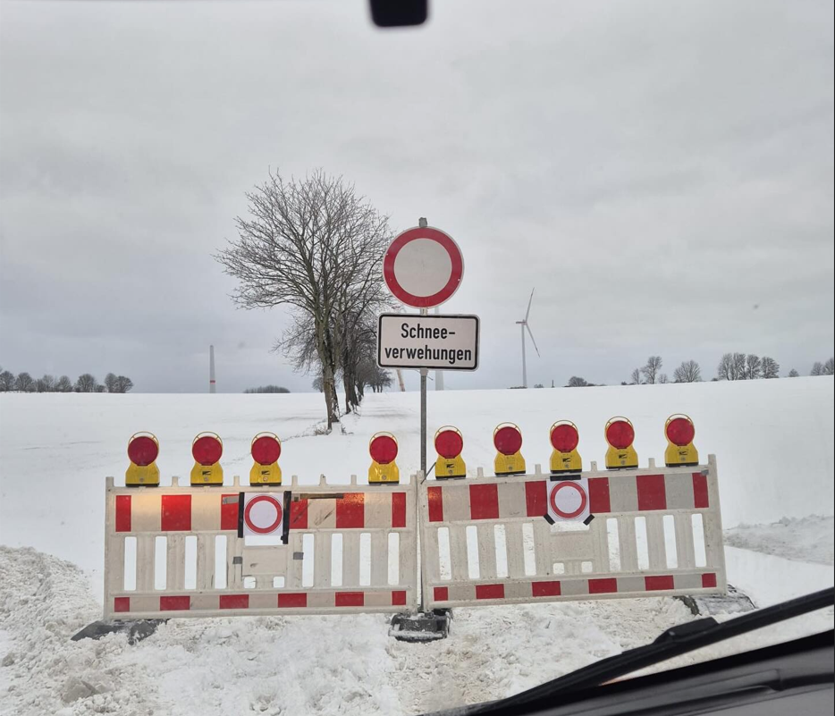 Zwischen Hemmern und und Menzel ist eine Straße wegen Schneeverwehungen gesperrt. Foto: Stadt Rüthen