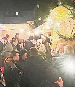 Glühwein und nette Gespräche gab es an der Krippe in Meiste.