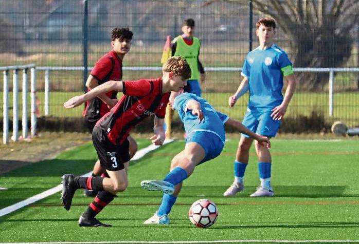 Die Chancenverwertung muss in Reihen der B-Junioren des SV Lippstadt (in Schwarz-Rot) muss deutlich besser werden, will man im Westfalenpokalduell in Wettringen keine böse Überraschung erleben. Foto: Feichtinger