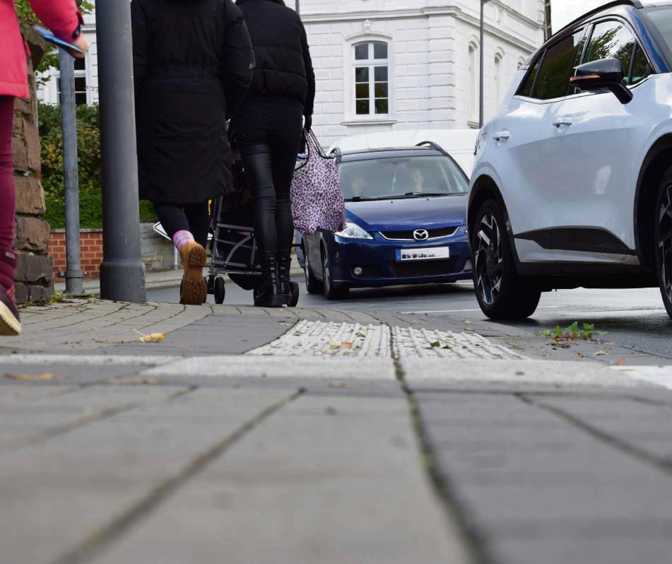 Am Kreisel beim Bahnhof gibt es an der Ecke Delbrücker und Markusstraße eine Engstelle auf dem Fußweg. Die soll jetzt beseitigt werden. Foto: Kossack