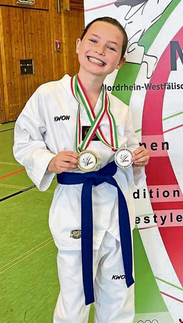 Riesig freute sich Antonia Lobemeier vom Taekwondo-Verein Mastholte über Gold und Silber.