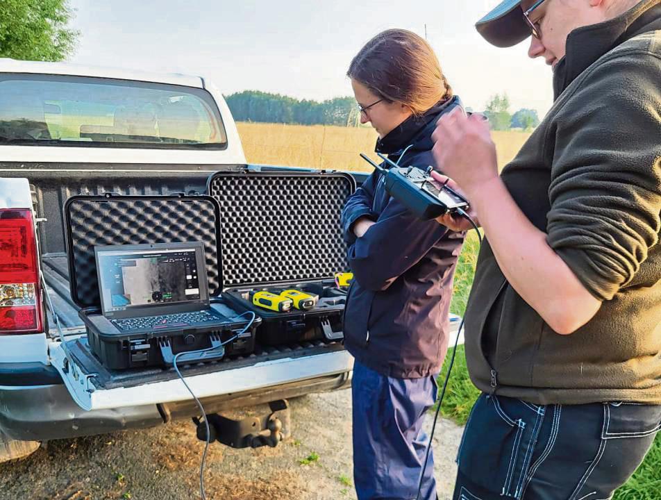 Vier Augen sehen mehr als zwei: Durch die Übertragung der Flugroute auf den Laptop konnte auch unsere Mitarbeiterin Anja Bsdurek (l.) am Bildschirm mitsuchen.