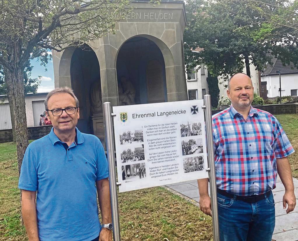 Das Ehrenmahl in Langeneicke ist der Stolz von Dirk Kahr (l.) und Markus Mergen. Foto: Frenz