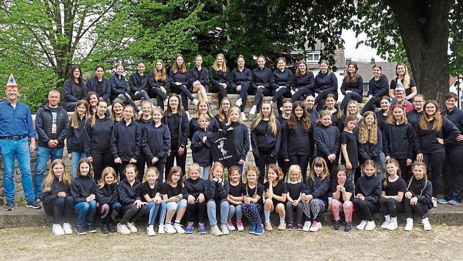 Die Karnevalsgesellschaft Rüthen hat ihre drei Garden mit 60 neuen T-Shirts und ebenso vielen Jacken ausgestattet. Foto: Kloer