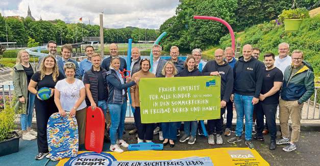 Die Sponsorinnen und Sponsoren der Freibadaktion freuen sich zusammen mit dem Bäderteam, der Jugendpflege Büren und der Wirtschaftsförderung auf den Start der Sommerferien am 8. Juli.