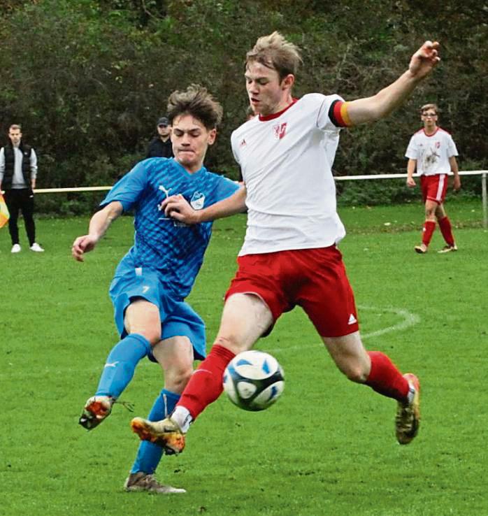Nichts anbrennen ließen die A-Junioren des SC Lippstadt (blaue Trikots) im Heimspiel gegen Erwitte 2000. Mit einem 10:1 verteidigte der SCL die Tabellenführung. Foto: Dannhausen
