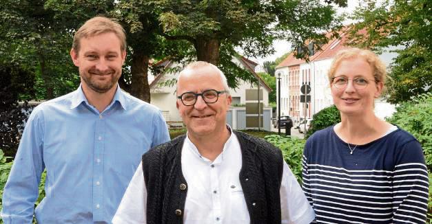 Kreis-Psychiatriekoordinator Christoph Andreas Straub (l.), Seminarleiter Joergen Mattenklotz (M.) und Dr. Astrid Schlüter (r., Fachstelle für seelische Gesundheit) laden Interessierte zu den Veranstaltungen ein. Foto: Hönicke (Kreis Soest)