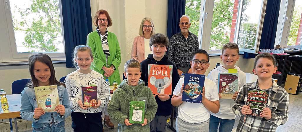 Die Jury mit Brigitte Reich, Kathrin Larisch und Georg Heidebauer (hinten v.l.) kürte die drei Gewinner aus Lippstadt (hier in der Friedrichschule). Foto: Rückert