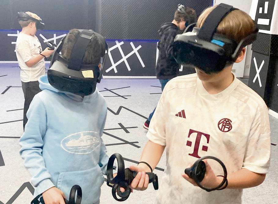 VR-Brille aufgeschnallt, Steuerungsgeräte im Griff: So lässt sich mit dem ganzen Körper in verschiedene Spiele eintauchen. Fotos (2): Frenz