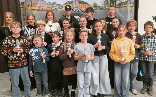 Auf Erfolgskurs bei den Vereinsmeisterschaften der Teutonen-Schwimmer steuerten: (h.v.l.) Laura Ortmann, Lena Jürgens, Greta Bock, Luca Hosselmann, Max Zimmermann, Idriss Chernoubi, (Mitte v.l.) Lugh von Rennenkampff, Mia Alice Wintz, Angelina Below, Frida Cedrola, Milena Schober, Lennart Johnigk, Maximilian Vomhof, (v.v.l.) Nick Silling, Fiete Treutmann, Franz Werner, Leni Thomas, Jannes Kappel, Sofia Tassis und Maia Kappel. Es fehlen: Clara Malie Langner und Johannes Maron.