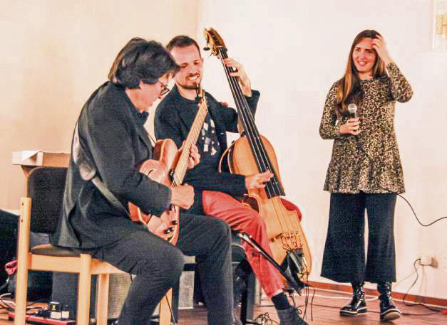 Familienbande: Jazzgitarrist Steve Masakowski, sein Sohn Martin (Bass) und seine Tochter Sasha (Gesang) begeisterten bei ihrem Konzert in der Friedenskirche. Foto: Wissing