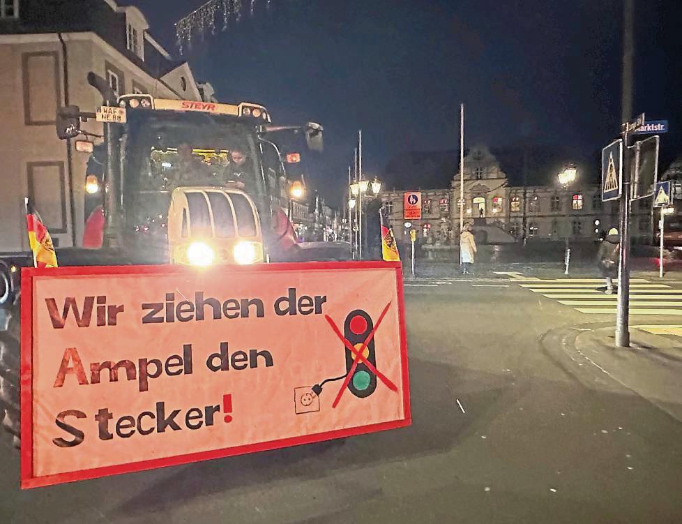 Trecker-Hupe als Wecker: Ordentlich Radau machten die Landwirte bei ihrer Fahrt am Montagmorgen durch die Lippstädter City.