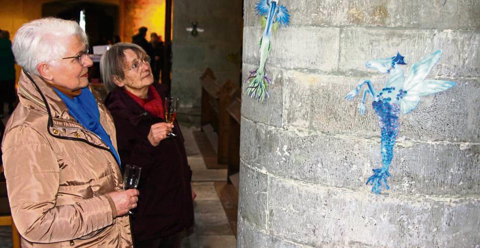 Interessiert betrachteten die Besucher die Arbeiten in der Brüderkirche. Fotos: Wissing