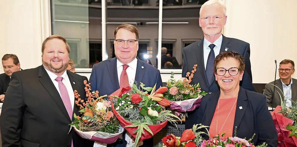 Könnte ein Blumenladen sein, ist aber das Kreishaus: Landrat Heinrich Frieling (l.) gratuliert seinen Stellvertretern Markus Patzke (2.v.l.), Heike Kruse und Gregor Dolle zur Wahl. Foto: Susanne Schulte-Nölle (Kreis Soest)