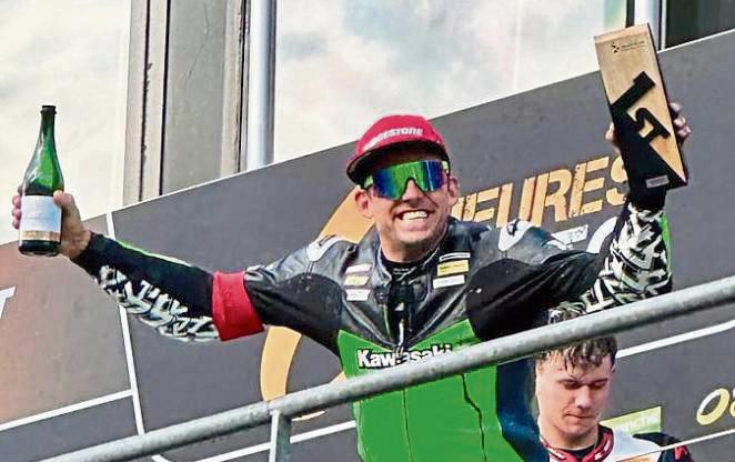 Mit einer rasanten Aufholjagd sicherten sich der jubelnde Martin Köhler und sein Team 77 beim Saisonfinale in Oschersleben die deutsche Langstreckenmeisterschaft.