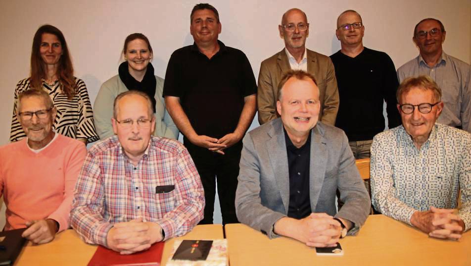 Die Vorstandsmannschaft des Stadtsportverbandes Lippstadt (h.v.l.): Svenja Thilker-Motog, Kerstin Beckschulte (beide Beisitzerin), Oliver Scholz (neuer Geschäftsführer), Jörg Henne (2. Vorsitzender), Oliver Ortmann, Rüdiger Thomi (beide Beisitzer), sowie (v.v.l.) Wilfried Piepenbreier (Kassenwart), Wolfram Schlimme (Beisitzer), Klaus Tegethoff (1. Vorsitzender) und Karl-Heinz Rickmann, der als Beisitzer nicht mehr kandidierte. Foto: Wiegand