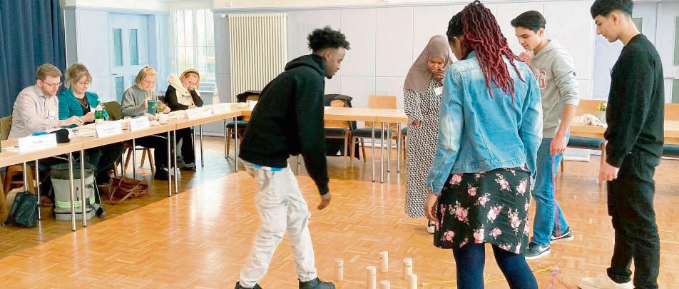 Zusammen die Aufgabe lösen: Bei den Übungen wurden die jungen Teilnehmer motiviert, sich der eigenen Potenziale in Form interkultureller und beruflicher Kompetenzen bewusst zu werden. Beobachter gaben ihnen anschließend wertvolle Rückmeldungen. Foto: Kreis Soest